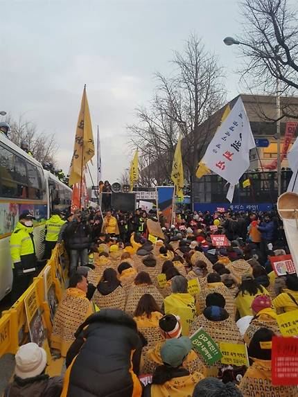 세월호 유가족들과 시민들이 3일 오후 청와대에서 100m 떨어진 효자치안센터 앞까지 행진한 뒤 박근혜 대통령 퇴진을 촉구하는 집회를 하고 있다. 박진만 기자