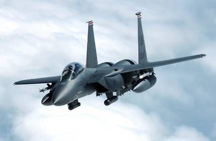 ÃÖ±Ù Áßµ¿°ú Àεµ¿¡¼ ½Å±Ô ¼ö¿ä°¡ ´Ã°í ÀÖ´Â F-15(¾Æ·¡)¿Í F-16 ÀüÅõ±âÀÇ °³·®Çü. ½ºÅÚ½º ±â´É¸¸ »©°í´Â ÃÖ°íÀÇ ¼º´ÉÀ» ÀÚ¶ûÇÑ´Ù. ¹Ì±¹ ÀüÅõ±â ȸ»çµéÀÇ »ý»ê ¶óÀÎ À¯Áö¿¡ ¿©À¯°¡ »ý°Ü ¹Ì °ø±º Â÷±â ÈÆ·Ã±â »ç¾÷(T-X ÇÁ·Î±×·¥)¿¡µµ ¿µÇâÀ» ¹ÌÄ¥ °ÍÀ¸·Î º¸ÀδÙ.