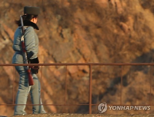 북중접경 지역에서 경계근무 중인 북한 여군 [연합뉴스 자료사진]