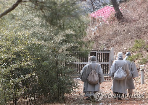 바랑을 멘 스님들이 걸어가는 모습.  [연합뉴스 자료사진]