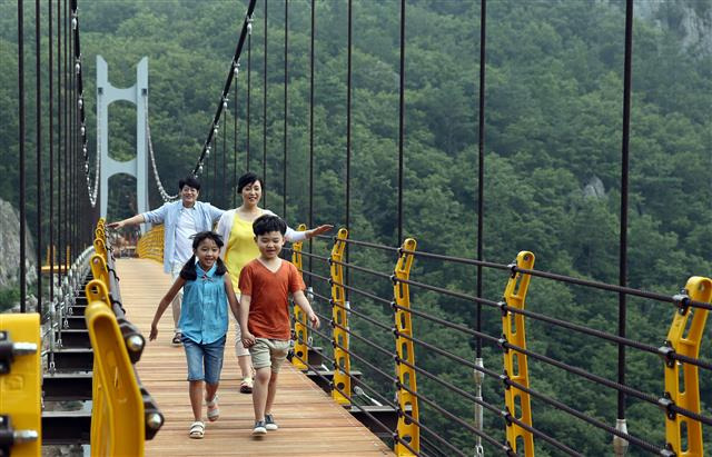 가우도와 고려청자 요지 및 다산 유적지를 잇는 출렁다리.