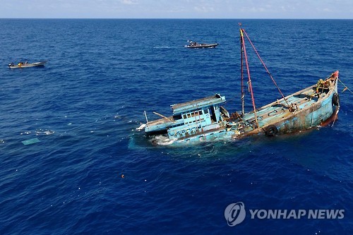 인도네시아 독립기념일이었던 2016년 8월 17일 인도네시아와 중국의 어업권 분쟁 구역인 남중국해 나투나 해역에서 불법조업으로 나포된 외국 어선들이 인도네시아 해군에 의해 가라앉고 있다. [EPA=연합뉴스자료사진]