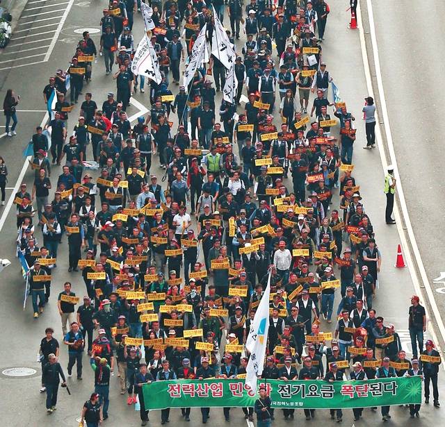 전국공공산업노조연맹 조합원들이 지난 9월22일 정부의 성과연봉제 시행 중단을 요구하면서 서울역에서 을지로 방향으로 거리행진을 하고 있다. 한겨레 신소영 기자