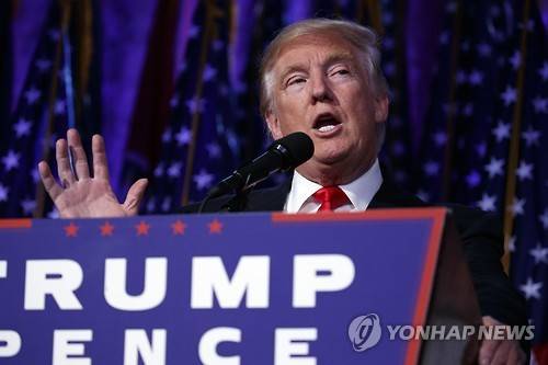 9일(현지시간) 미국 대통령 선거에서 당선된 도널드 트럼프 당선인이 대통령직 수락 연설을 하고 있다. [AP=연합뉴스]