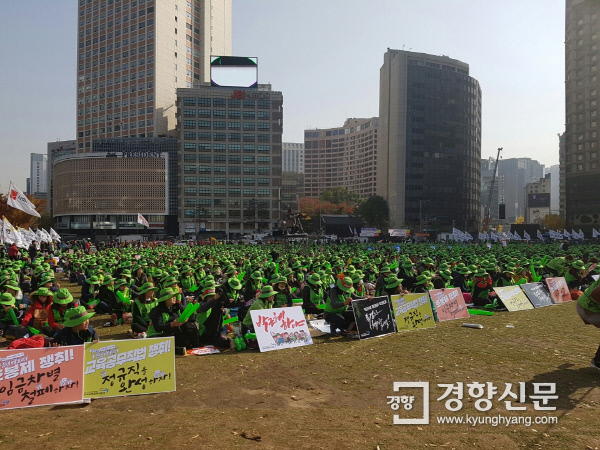 서울광장에서 사전집회를 하고 있는 공공운수노조 교육공무직 노동자. 노도현 기자