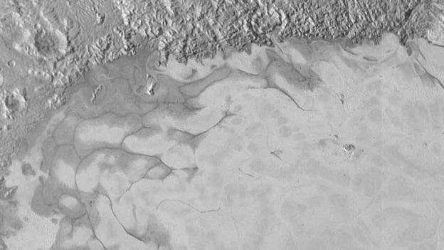 지구에서의 빙하처럼 '슬러시' 형태의 바다가 있는 명왕성. 뉴호라이즌스가 찍은 명왕성 표면 사진. [NASA]