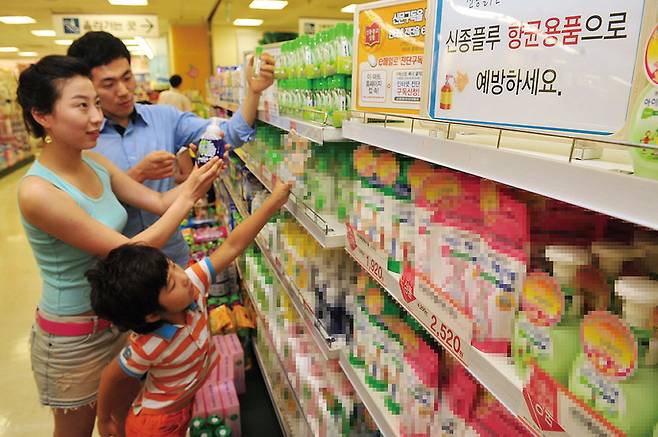 신종플루 유행 이후부터 항균 비누 등 항균 제품에 대한 소비자의 관심이 커졌다. 사진은 신종플루 유행 당시 소비자들이 항균 제품을 찾는 모습 © 뉴시스