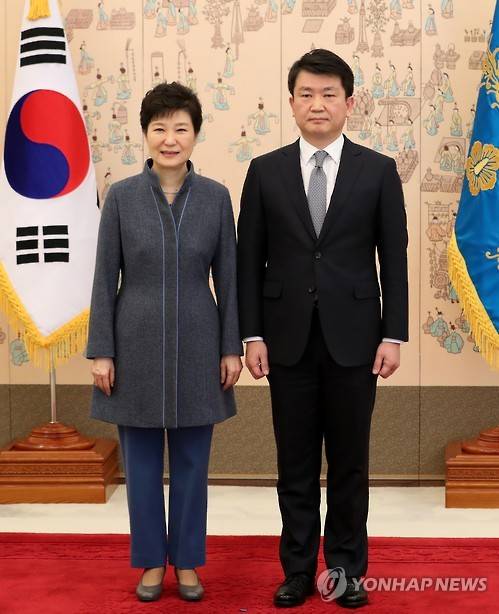 박근혜 대통령이 18일 오후 청와대에서 신임 대사와 기념촬영 | 인스티즈