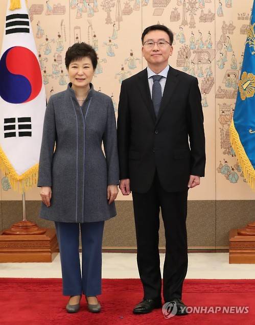 박근혜 대통령이 18일 오후 청와대에서 신임 대사와 기념촬영 | 인스티즈