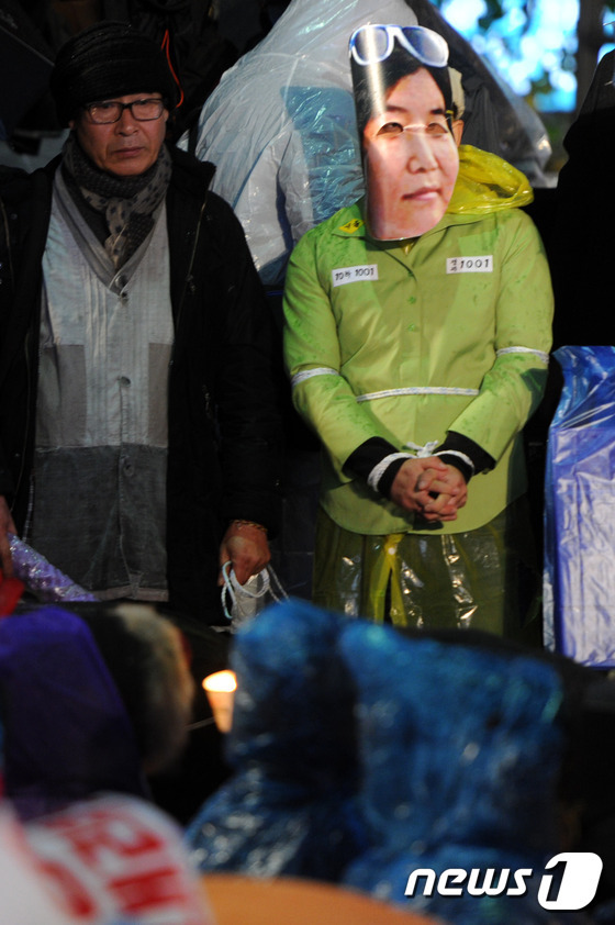 26일 오후 광주 동구 금남로 일원에서 열린 5차 박근혜 대통령 퇴진 촉구 촛불집회에서 한 시민이 최순실 가면을 쓰고 퍼포먼스를 하고 있다. 2016.1126/뉴스1 © News1 황희규 기자