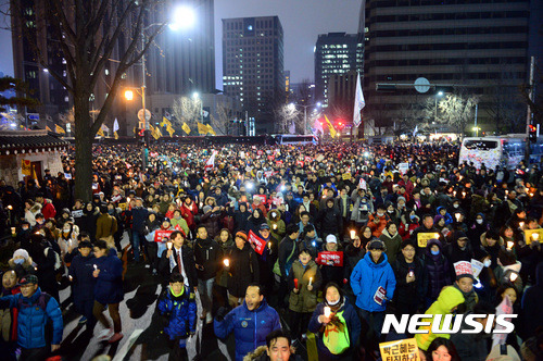 【서울=뉴시스】조성봉 기자 = 26일 오후 서울 종로구 광화문광장에서 박근혜 정권 퇴진 촉구 5차 범국민대회를 마친 참가자들이 청와대로 행진하며 '박 대통령 퇴진' 구호를 외치고 있다. 2016.11.26.   suncho21@newsis.com