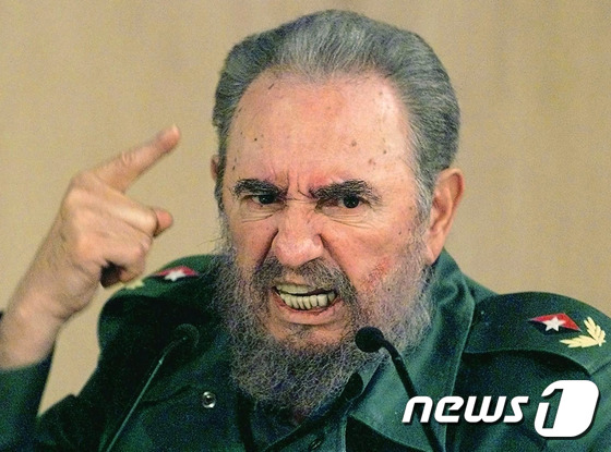 1999년 쿠바 공산혁명 지도자 피델 카스트로 전 국가평의회 의장이 수도 아바나에서 연설하고 있다. © AFP=뉴스1
