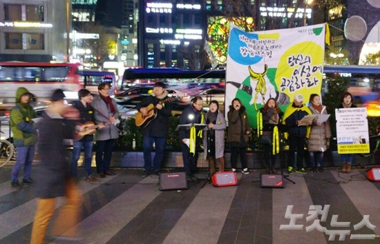 29일 오후, 서울 강남역 11번 출구 앞에서는 세월호 참사 추모 버스킹이 열렸다. (사진=김수정 기자)