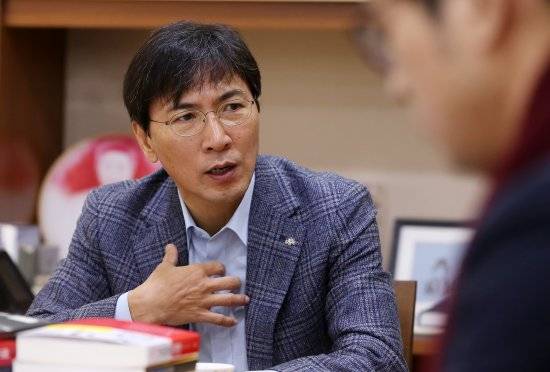 안희정 충남지사가 지난 4일 충남 홍성 자신의 관사에서 국민일보와 인터뷰를 하고 있다. 홍성=최승욱 기자