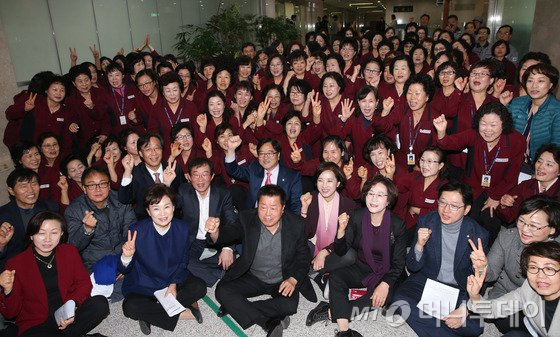 국회 환경미화노동조합원들과 더불어민주당 을지로위원회 위원들이 5일 서울 여의도 국회 정론관 앞에서 국회 환경미화원 정규직 전환 기자회견에 앞서 기념촬영을 하고 있다. 2016.12.5/뉴스1  <저작권자 © 뉴스1코리아, 무단전재 및 재배포 금지>