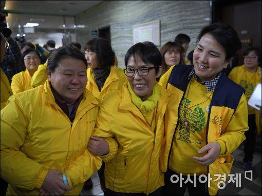 9일 오후 박근혜 대통령 탄핵소추안 가결 직후 방청석에 앉아있던 세월호 참사 유족들이 본회의장을 나서고 있다.