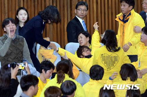 국회 탄핵소추안 가결을 방청석에서 지켜보던 세월호 유가족들 | 인스티즈