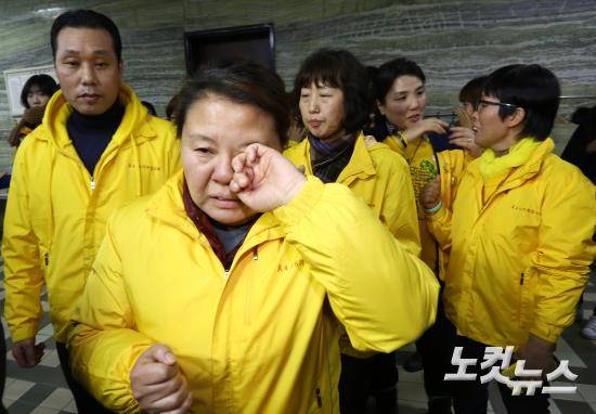국회 탄핵소추안 가결을 방청석에서 지켜보던 세월호 유가족들 | 인스티즈