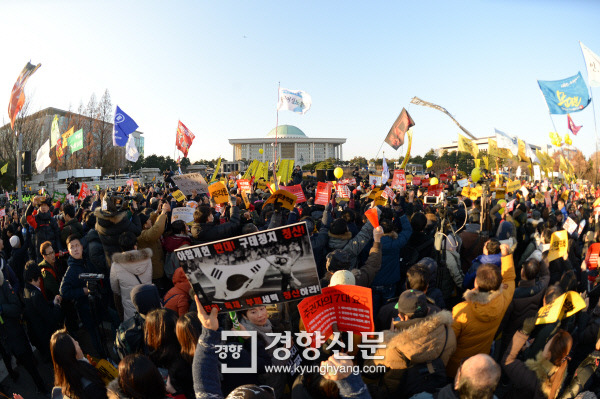 박근혜 대통령 탄핵이 가결된 9일 오후 서울 여의도 국회의사당 앞에서 시민들이 기쁨을 표현하고 있다. / 이석우 기자