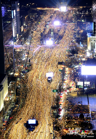 지난 3일 오후 박근혜 대통령의 퇴진을 촉구하는 제6차 민중총궐기 대회가 서울 광화문 일대에서 열린 가운데 시민들이 청와대로 행진하고 있다. (사진=사진공동취재단)