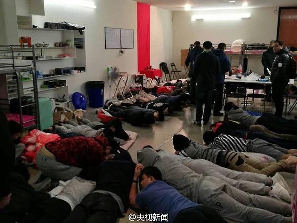 스페인의 중국인 전화금융사기 콜센터를 현지 경찰이 덮쳐 용의자들을 검거한 장면.