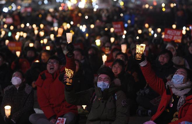 2016년 12월10일 저녁 박근혜 정권 퇴진 비상국민행동 주최 제7차 촛불집회에 참가한 시민들이 광화문 본집회 현장에서 “박근혜 퇴진” 구호를 외치고 있다. 강재훈 선임기자 khan@hani.co.kr