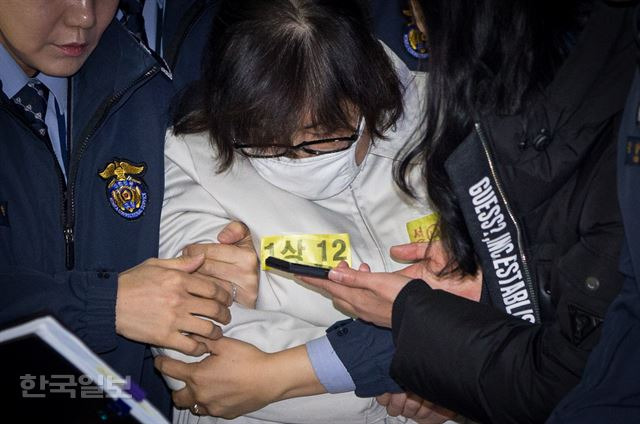 최순실 게이트를 수사 중인 박영수 특별검사팀이 소환한 박근혜 정부 비선실세 최순실 씨가 24일 오후 서울 대치동 특검사무실에 도착하고 있다. 신상순 선임기자ssshin@hankookilbo.com