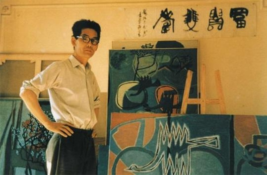 1957년 파리 아틀리에에서 김환기가 포즈를 취하고 있다./갤러리현대 제공