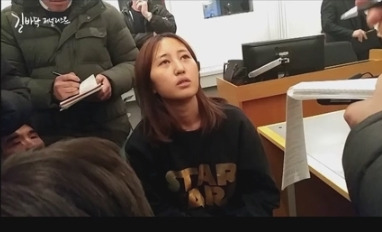 정유라가 덴마크 현지 법정에서 기자들과 인터뷰를 하고 있다. 길바닥저널리스트 제공 영상 갈무리.