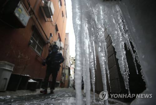 서울 종로구 돈의동 쪽방촌에 고드름이 매달려 추위를 실감케하고 있다. [연합뉴스 자료사진]