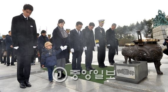 유족들과 김판규 해군참모차장이 국립대전현충원에서 5일 오전 순직자들을 기리며 묵념을 하고 있다. 대전=프리랜서 김성태