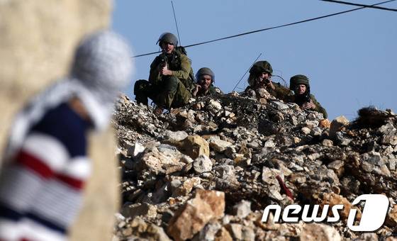 이스라엘 서안지구내에서 팔레스타인 시위대와 이스라엘 병력이 대치하고 있다. © AFP=뉴스1