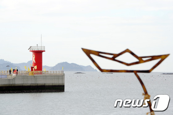 세월호 참사 1000일을 하루 앞둔 8일 오전 전남 진도군 임회면 팽목항 희생자들을 추모하는 조형물이 설치돼 있다. 2017.1.8/뉴스1 © News1 황희규 기자