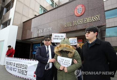 2017년 1월 12일 오전 서울 주한 덴마크대사관 앞에서 청년당 관계자들이 기자회견을 열고 정유라 송환 촉구 퍼포먼스를 하고 있다.