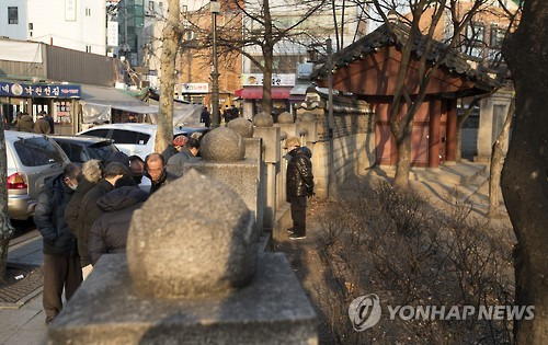 일을 하거나 재산을 통해 얻은 소득을 기준으로 본 65세 이상 노인 빈곤율이 최근 5년 새 최고치를 찍었다. 1월 17일 통계청, 한국은행, 금융감독원의 '가계금융 복지조사' 결과를 보면 가장 최근 결과인 2015년 65세 이상 노인 빈곤율은 61.7%로 전년보다 1.5%포인트 상승했다. 사진은 이날 오후 서울 종로구 탑골공원 인근. [연합뉴스 자료사진]