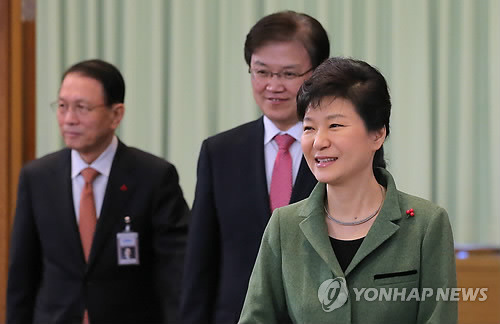 국무회의 참석하는 박 대통령      (서울=연합뉴스) 이정훈 기자 = 박근혜 대통령이 6일 오전 청와대 위민관 영상국무회의실에서 열린 청와대-세종청사 간 국무회의에 최양희 미래창조과학부 장관, 김기춘 비서실장 등과 함께 입장하고 있다. 2015.1.6      uwg806@yna.co.kr