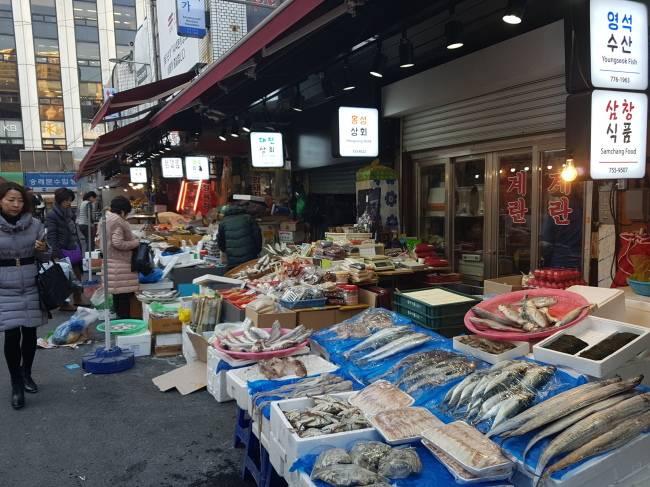 명절을 맞은 남대문시장의 식료품 상가에서 소비자들이 상품을 구매하는 모습. 이날 만난 남대문 시장 상인들은 “온라인 쇼핑의 성장이 전통시장에 영향을 미친다”고 속내를 털어놨다