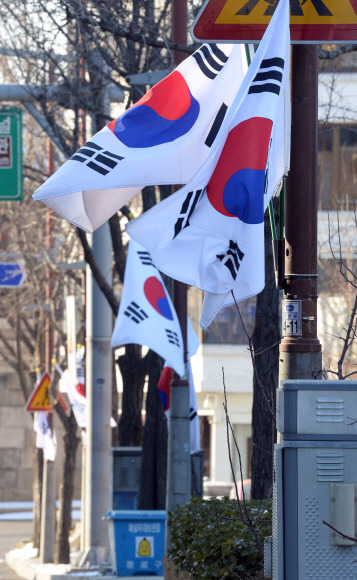 지난 24일 박근혜 대통령에 대한 탄핵심판을 심리 중인 서울 종로구 헌법재판소 앞 도로 등 율곡로 일대에 태극기가 게양돼 있다. 도준석 기자 pado@seoul.co.kr