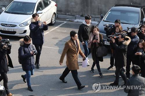 (서울=연합뉴스) 이상학 기자 = 청와대 압수수색에 나선 특검팀 홍정석 부대변인이 3일 오전 청와대 춘추관 앞 민원인 주차장에서 이동하고 있다. 2017.2.3      leesh@yna.co.kr