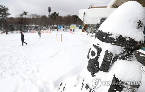 (제주=연합뉴스) 박지호 기자 = 폭설이 내린 10일 오전 제주 한라산 국립공원 성판악 탐방 안내소에서 탐방객들이 입산통제로 인해 되돌아가고 있다. 2017.2.10      jihopark@yna.co.kr