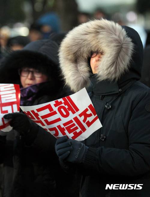 【제주=뉴시스】우장호 기자 = 정유년 정월대보름인 11일 오후 제주시청 종합민원실 앞 도로에서 박근혜 정권 퇴진 제주행동 주최로 제주지역 16차 촛불집회가 진행되고 있다. 2017.02.11.   woo1223@newsis.com