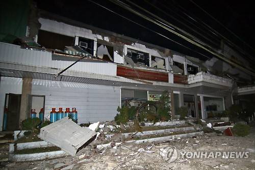 (자카르타=연합뉴스) 황철환 특파원 = 10일(현지시간) 오후 10시 3분께 필리핀 남부 민다나오섬 인근 해저에서 발생한 규모 6.5의 강진으로 인근 항구도시인 수리가오 시내의 건물들이 무너지거나 손상된 모습. 2016.2.11 [AFP=연합뉴스자료사진]