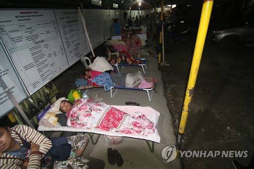 (자카르타=연합뉴스) 황철환 특파원 = 10일(현지시간) 오후 10시 3분께 필리핀 남부 민다나오섬 인근 해저에서 규모 6.5의 강진이 발생하자 인근 항구도시인 수리가오 주민들이 거리로 나와 밤을 보내고 있다. 2016.2.11 [AFP=연합뉴스자료사진]