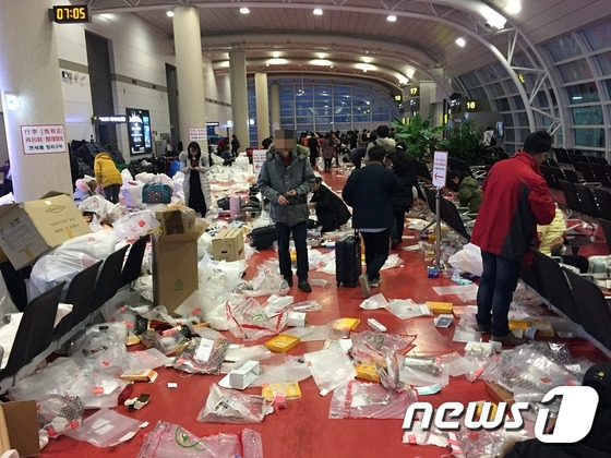 12일 제주국제공항 국제선 대합실이 쓰레기로 뒤덮여 있다. 해당 쓰레기는 공항 내 면세품 인도장에서 물품을 수령한 중국인 관광객들이 부피를 줄이기 위해 무단으로 투기한 포장지 등이 주를 이루고 있다. (독자 제공) © News1 안서연 기자