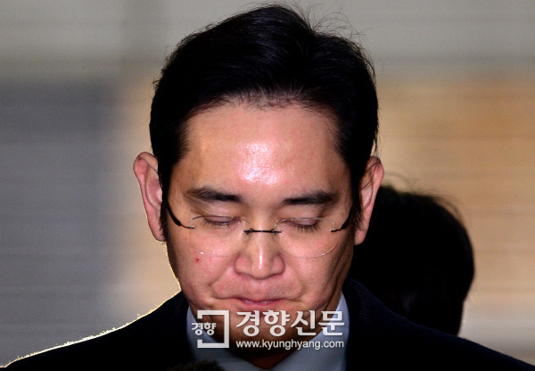 이재용 삼성전자 부회장이 13일 오전 박근혜 대통령에게 뇌물을 공여한 혐의를 조사받기 위해 서울 대치동 박영수 특별검사 사무실에 출석하고 있다.  김기남 기자 kknphoto@kyunghyang.com