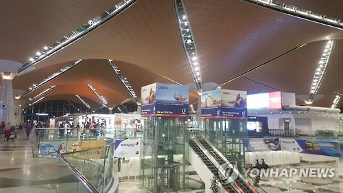 김정남 피살된 것으로 알려진 쿠알라룸푸르 공항       (서울=연합뉴스) 북한 김정은 노동당 위원장의 이복형 김정남이 말레이시아에서 피살됐다고 정부 소식통이 14일 밝혔다. 김정남은 이날 말레이시아 쿠알라룸푸르 공항에서 신원 미상의 여성 2명에 의해 독침에 의해 살해된 것으로 알려졌다. 사진은 14일 쿠알라룸푸르 공항 내부. 2017.2.14 [독자 제공=연합뉴스]      photo@yna.co.kr