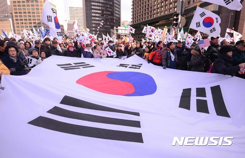 【서울=뉴시스】전신 기자 = 18일 서울 중구 덕수궁 대한문 앞에서 열린 탄핵반대 태극기 집회에서 참가자들이 태극기를 흔들며 박근혜 대통령 탄핵 기각을 촉구하고 있다. 2017.02.18   photo1006@newsis.com