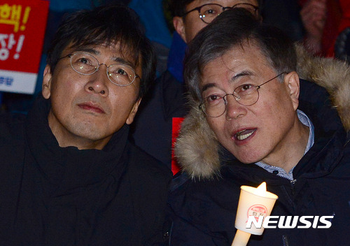 【서울=뉴시스】김선웅 기자 =18일 오후 서울 종로구 광화문광장에서 열린 제16차 촛불집회에서 문재인(오른쪽) 더불어민주당 전 대표와 안희정 충청남도 지사가 참석해 대화를 나누고 있다. 2017.02.18.   mangusta@newsis.com
