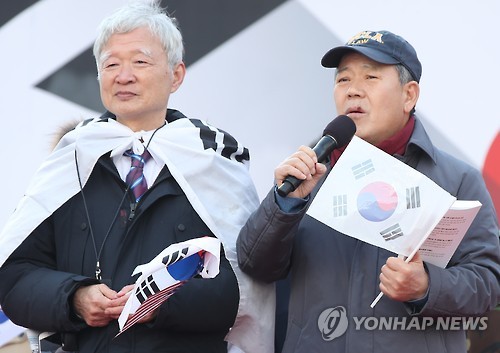 발언하는 대통령 측 법률대리인 변호사들  (서울=연합뉴스) 김도훈 기자 = 18일 오후 서울 광장 인근에서 열린 제13차 탄핵기각 총궐기 국민대회에서 대통령 측 법률대리인인 김평우 변호사(오른쪽)가 발언하고 있다. 왼쪽은 서석구 변호사. 2017.2.18  superdoo82@yna.co.kr  (끝)