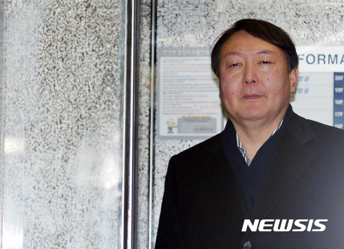 【서울=뉴시스】고승민 기자 = 특검 1차 수사 기한 종료를 하루 앞둔 27일 오전 윤석열 수사팀장이 서울 대치동 '박근혜 정부의 최순실 등 민간인에 의한 국정농단 의혹 사건 규명을 위한 특별검사 사무실'로 출근하고 있다. 2017.02.27.   kkssmm99@newsis.com